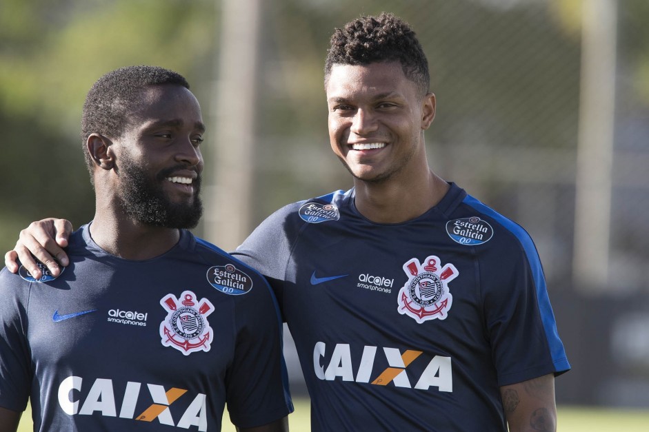 Mendoza e Bruno Paulo ( dir.) no foram aproveitados pelo Corinthians em 2017
