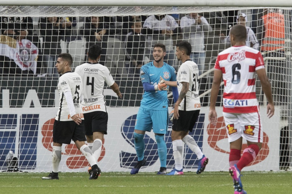 Diego comemora defesa contra o Linense pela última rodada do campeonato paulista