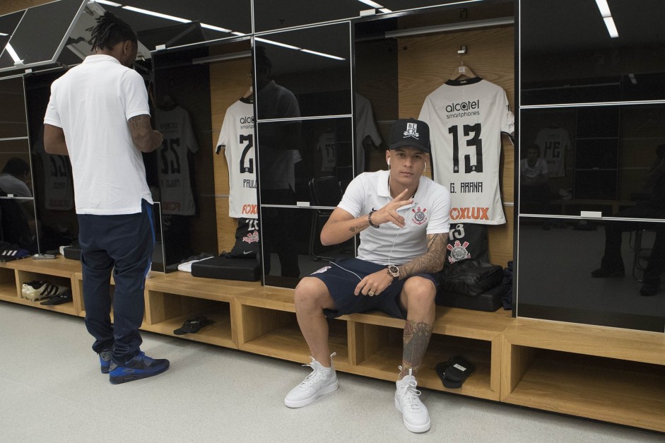 Guilherme Arana no vestiário antes da partida contra o Linense pelo Campeonato Paulista
