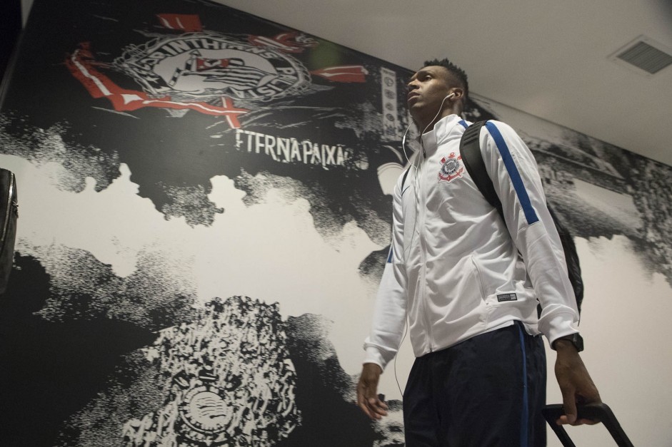 Jô no vestiário antes da partida contra o Linense pelo Campeonato Paulista