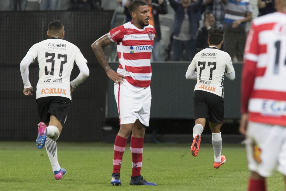 Jogadores comemoram gol na vitria contra o Linense pela ltima rodada do campeonato paulista