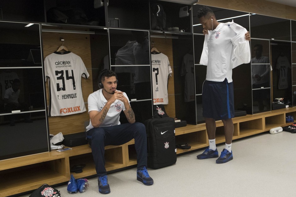 Pedro Henrique e J no vestirio antes da partida contra o Linense pelo Campeonato Paulista