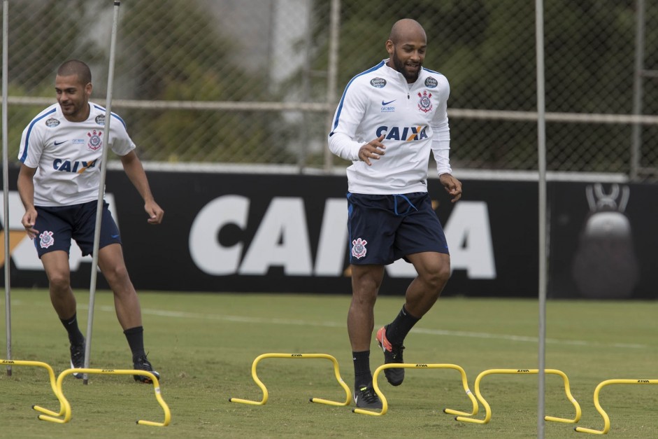 Felipe bastos e Clayton no treino do Corinthians antes da partida contra o Botafogo-SP