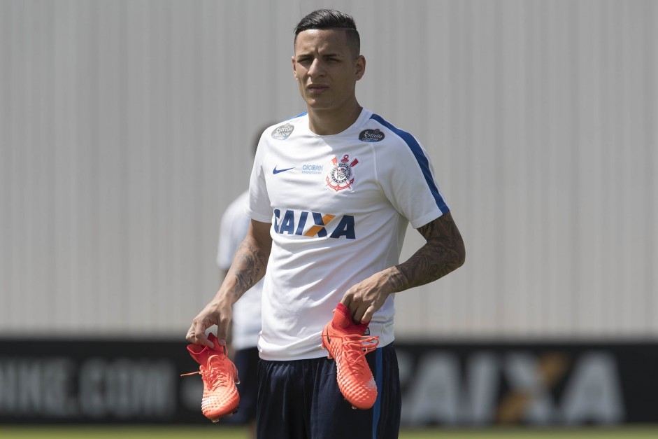 Guilherme Arana no treino do Corinthians antes da partida contra o Botafogo-SP