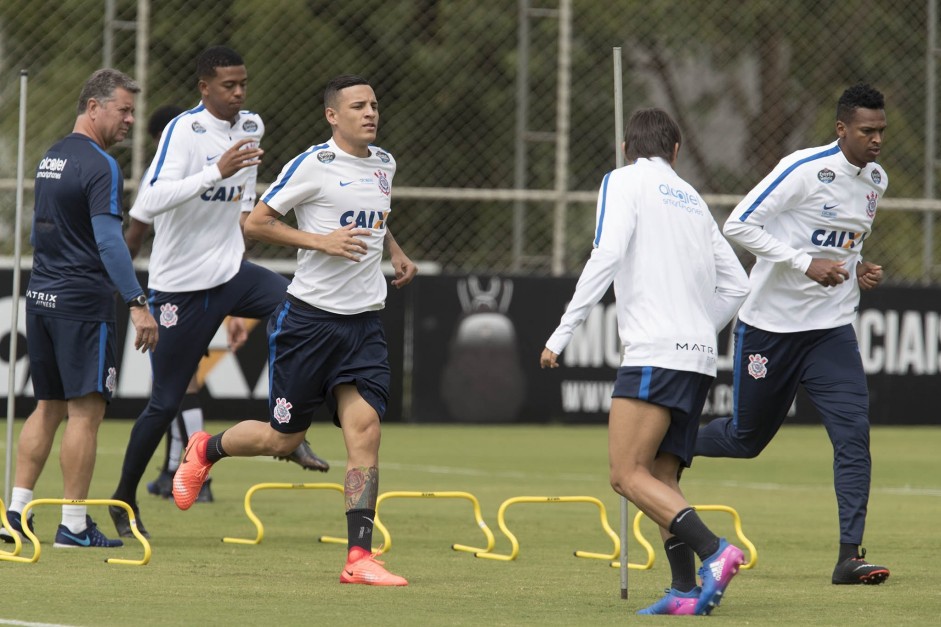 Jogadores no treino do Corinthians antes da partida contra o Botafogo-SP