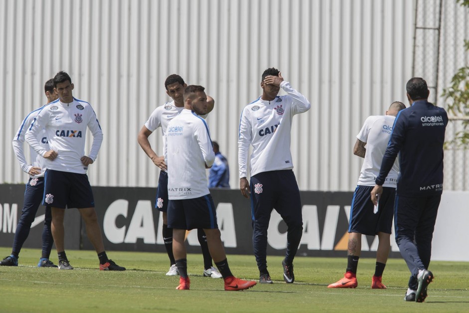 Jogadores realizando trabalho no treino do Corinthians antes da partida contra o Botafogo-SP
