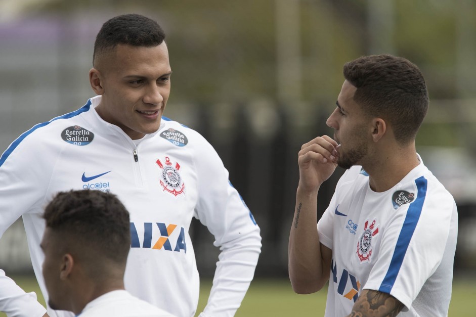 Lo Jab e Gabriel no treino do Corinthians antes da partida contra o Botafogo-SP