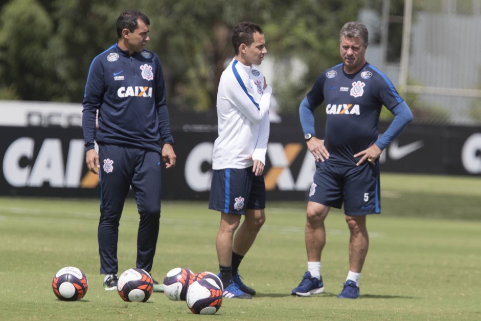 Rodriguinho e Carille no treino do Corinthians antes da partida contra o Botafogo-SP