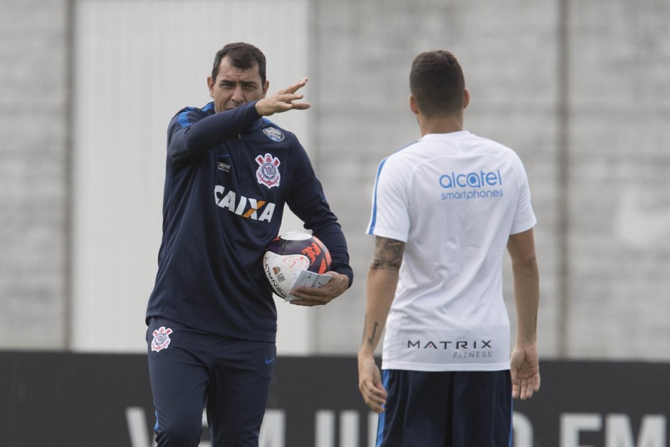 Fbio Carille orienta Gabriel no treino do Corinthians antes da partida contra o Botafogo-SP