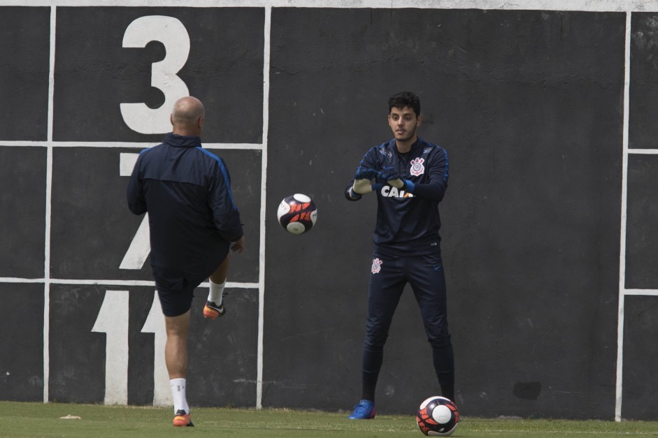 Goleiro Diego em atividade no treino do Corinthians antes da partida contra o Botafogo-SP