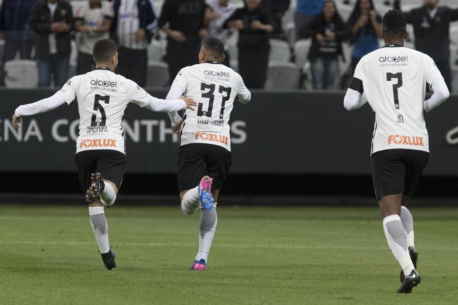 Jogadores comemoram gol na vitria contra o Linense pela ltima rodada do campeonato paulista