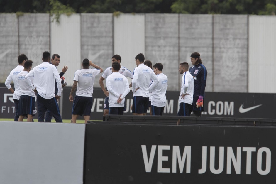 Jogadores recebem orientaes do tcnico Fbio Carille antes da partida contra o Botafogo-SP