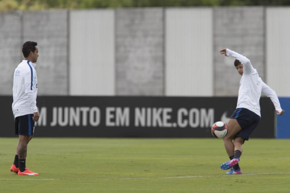 Romero e Jadson no treino do Corinthians antes da partida contra o Botafogo-SP