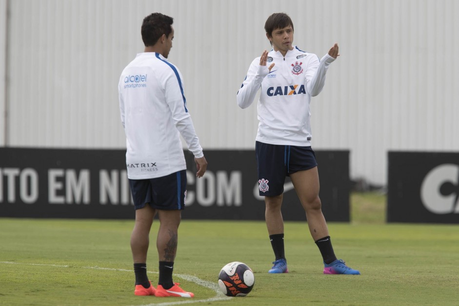 Romero e Jadson no treino do Corinthians antes da partida contra o Botafogo-SP