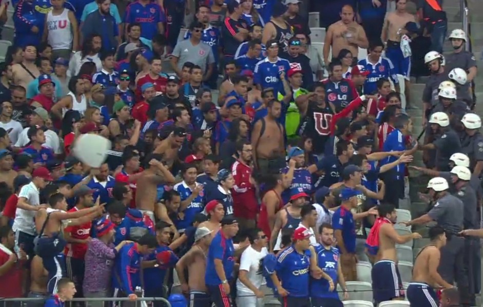 Chilenos foram acurralados depois de quebrarem assentos da Arena Corinthians