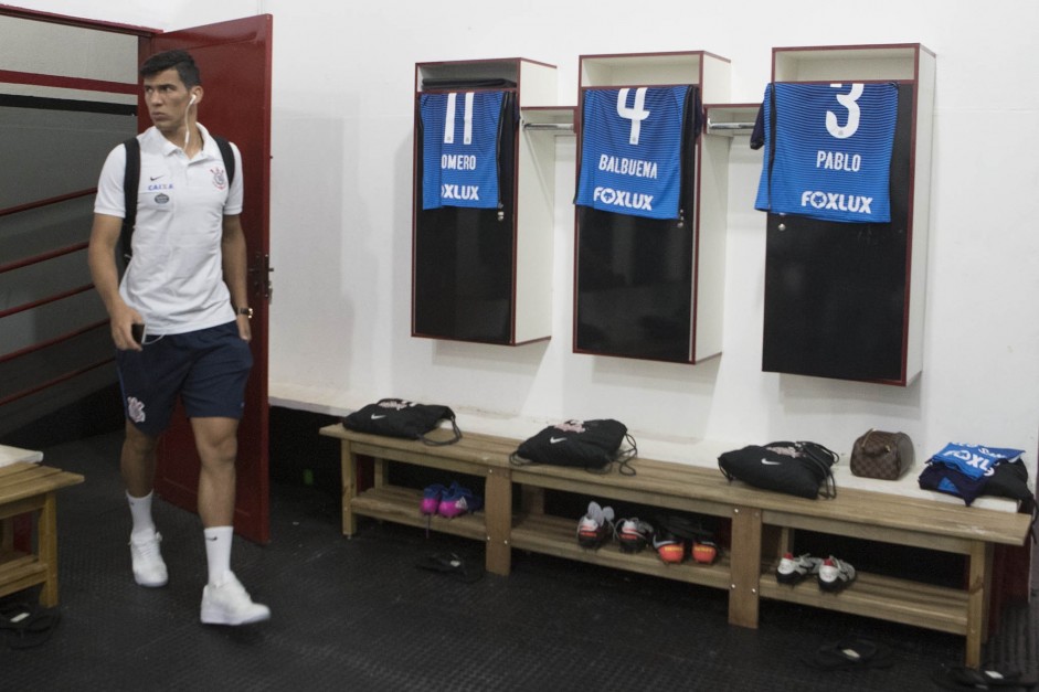 Balbuena aguardando no vestiário em Ribeirão, partida contra o Botafogo-SP