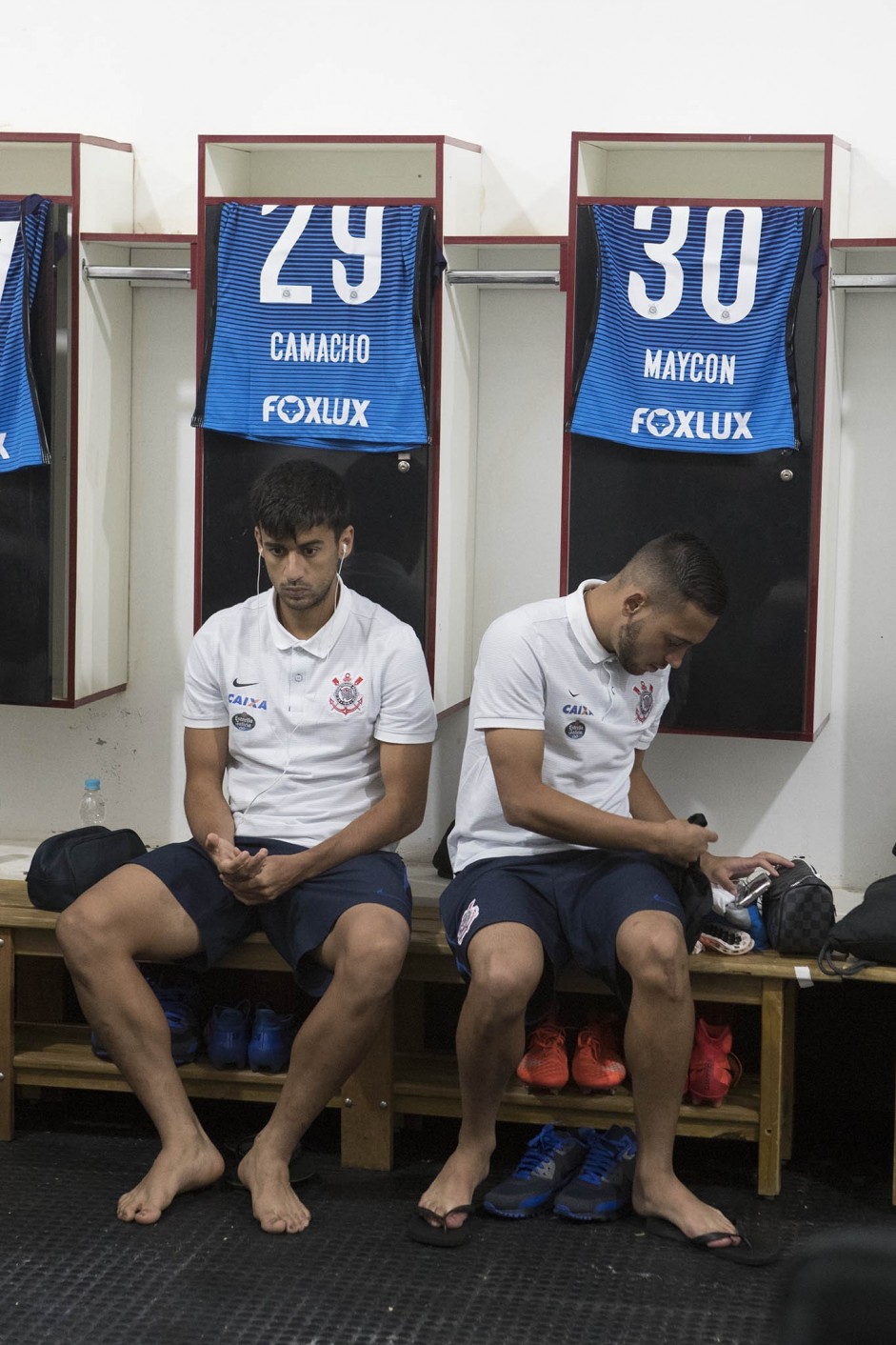 Camacho e Maycon aguardam no vestiário em Ribeirão, partida contra o Botafogo-SP