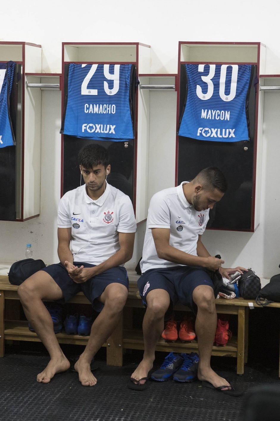 Camacho e Maycon aguardam no vestirio em Ribeiro, partida contra o Botafogo-SP