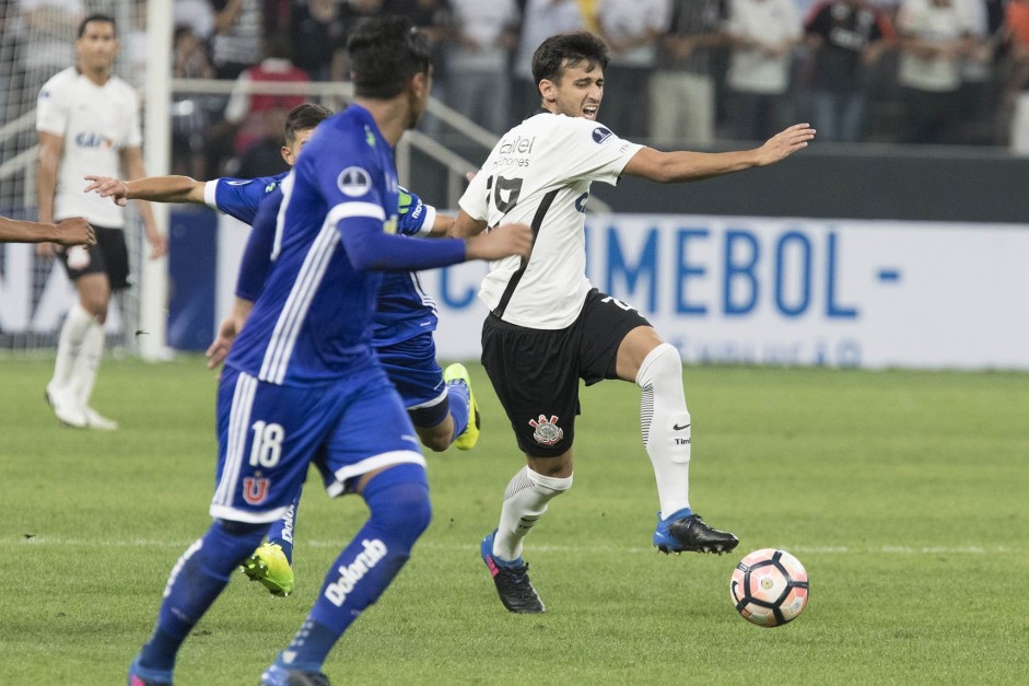 Camacho em ao diante do Universidad Catlica do Chile na estreia da Copa Sul-Americana