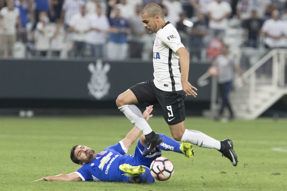 Clayton em dividida com adversário diante do Universidad Católica do Chile na Copa Sul-Americana