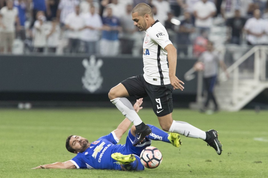 Clayton em dividida com adversrio diante do Universidad Catlica do Chile na Copa Sul-Americana