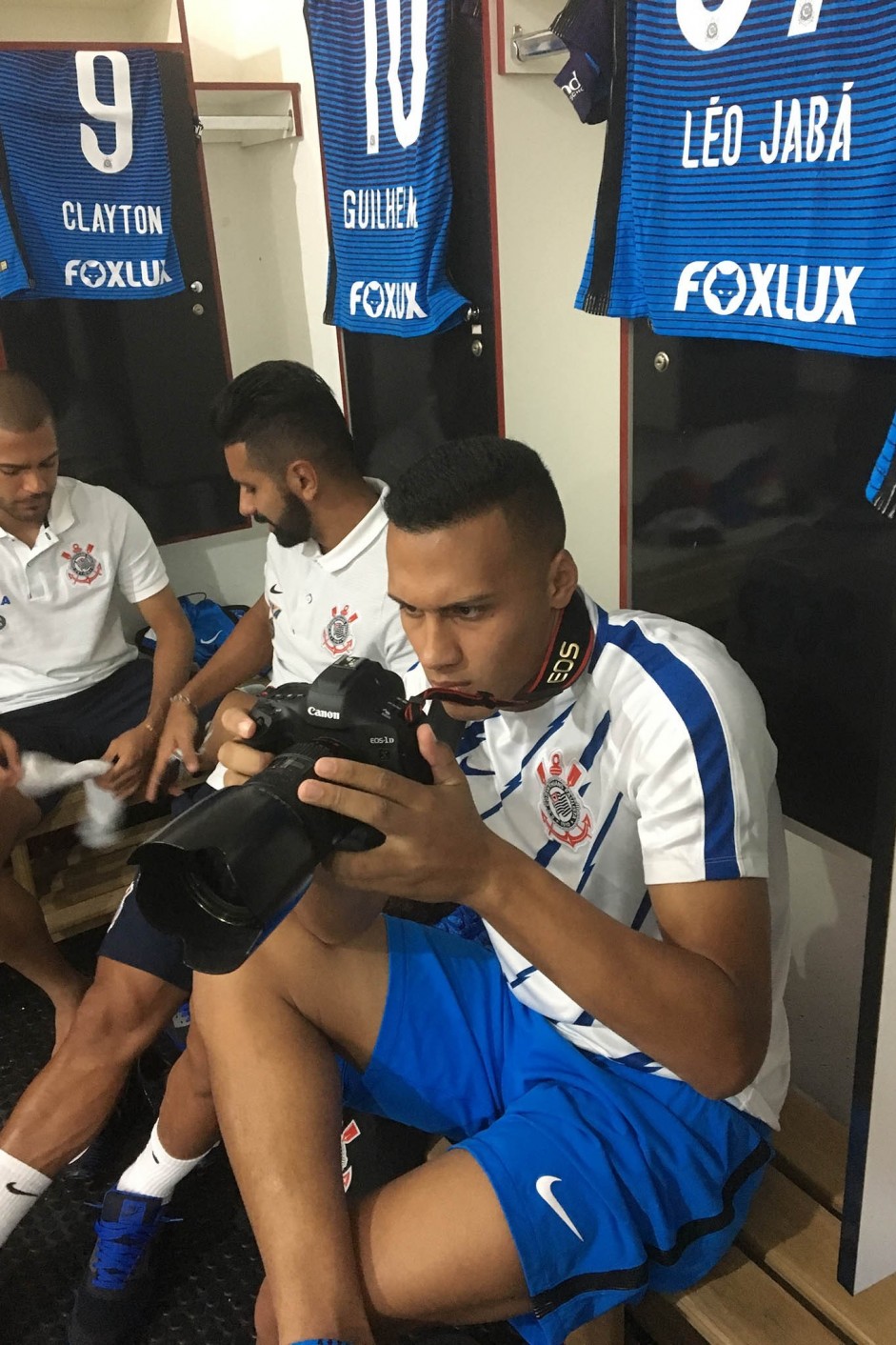 Léo Jabá brinca com a câmera no vestiário do duelo contra o Botafogo-SP, pelo Paulistão