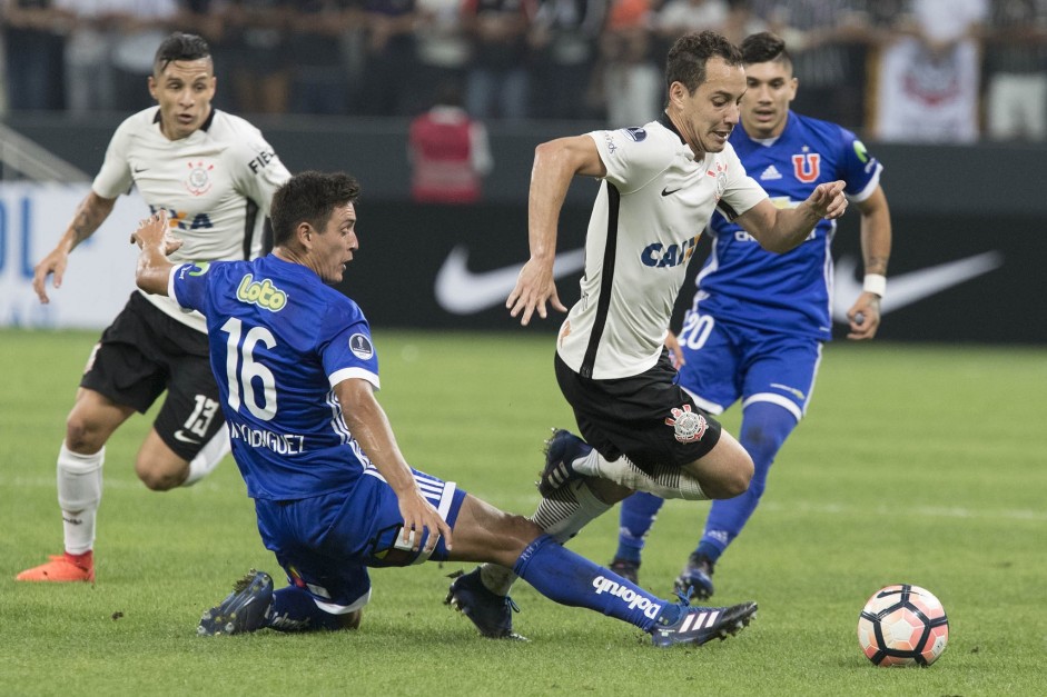 Rodriguinho em ao diante do Universidad Catlica do Chile na estreia da Copa Sul-Americana