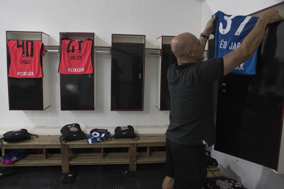 Uniformes do Corinthians sendo organizados para partida contra o Botafogo-SP, em Ribeirão