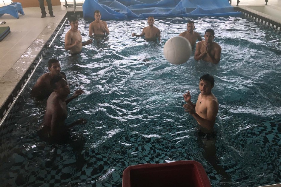 Jogadores em atividade na piscina no treino do Corinthians