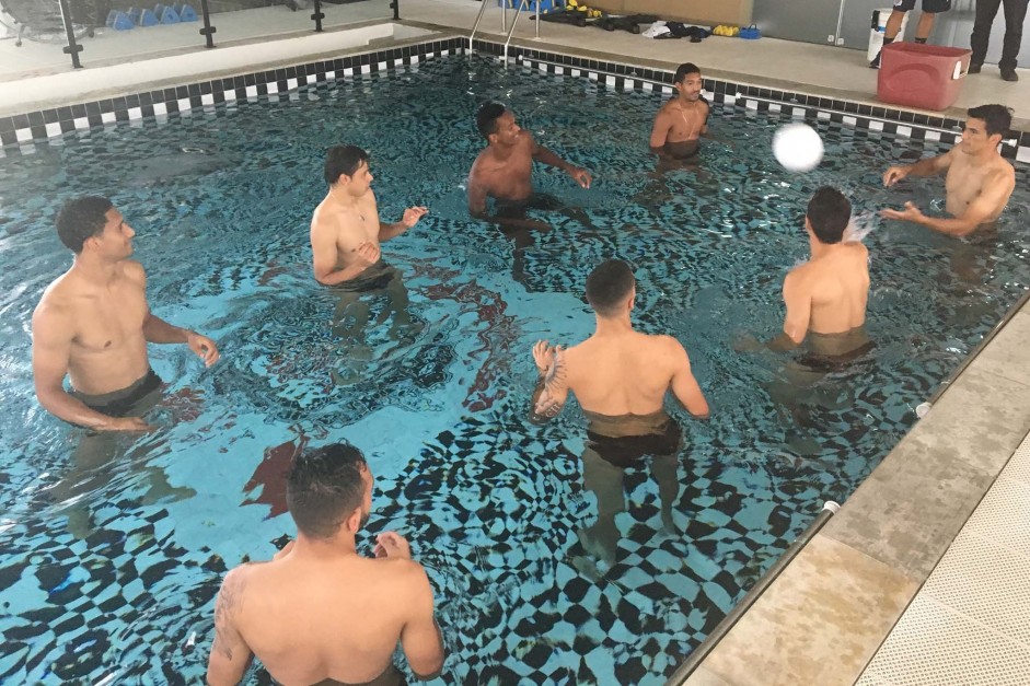 Jogadores em atividade na piscina no treino do Corinthians