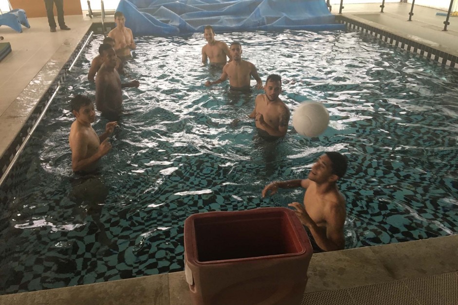Jogadores em atividade na piscina no treino do Corinthians