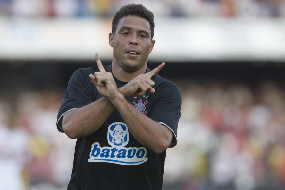 Ronaldo marcou dois gols naquela final contra o Santos