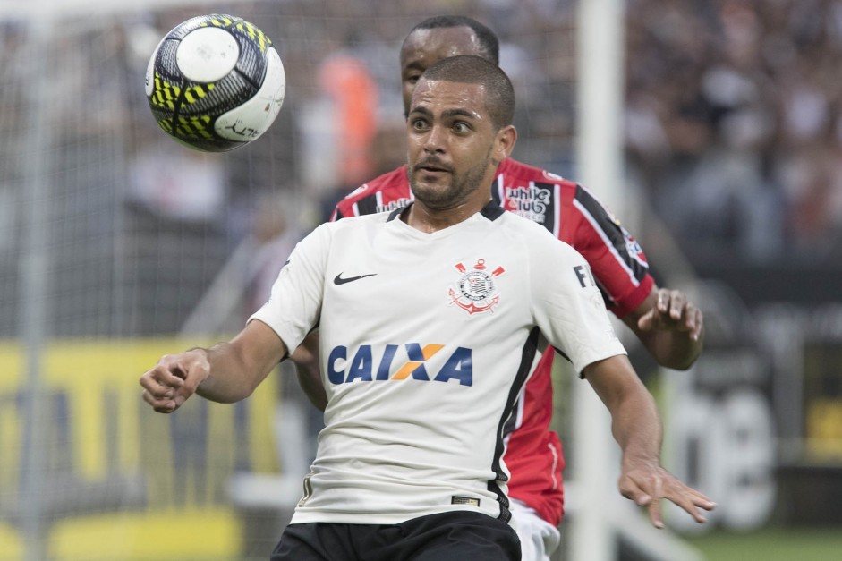 Clayton diante do Botafogo-SP, pelo Paulisto