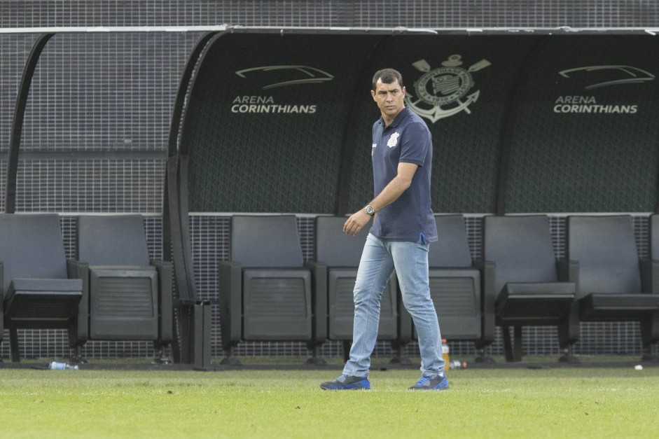 Fbio Carille observa, do banco, a partida contra o Botafogo-SP