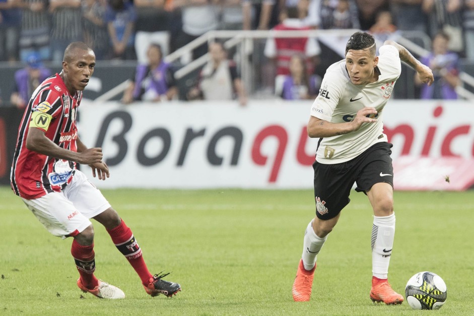 Guilherme Arana fez mais uma boa partida contra o Botafogo-SP, pelo Paulisto