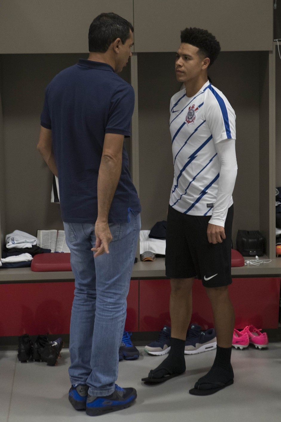 Marquinhos Gabriel conversa com Carille antes do duelo contra o Internacional, no Beira Rio
