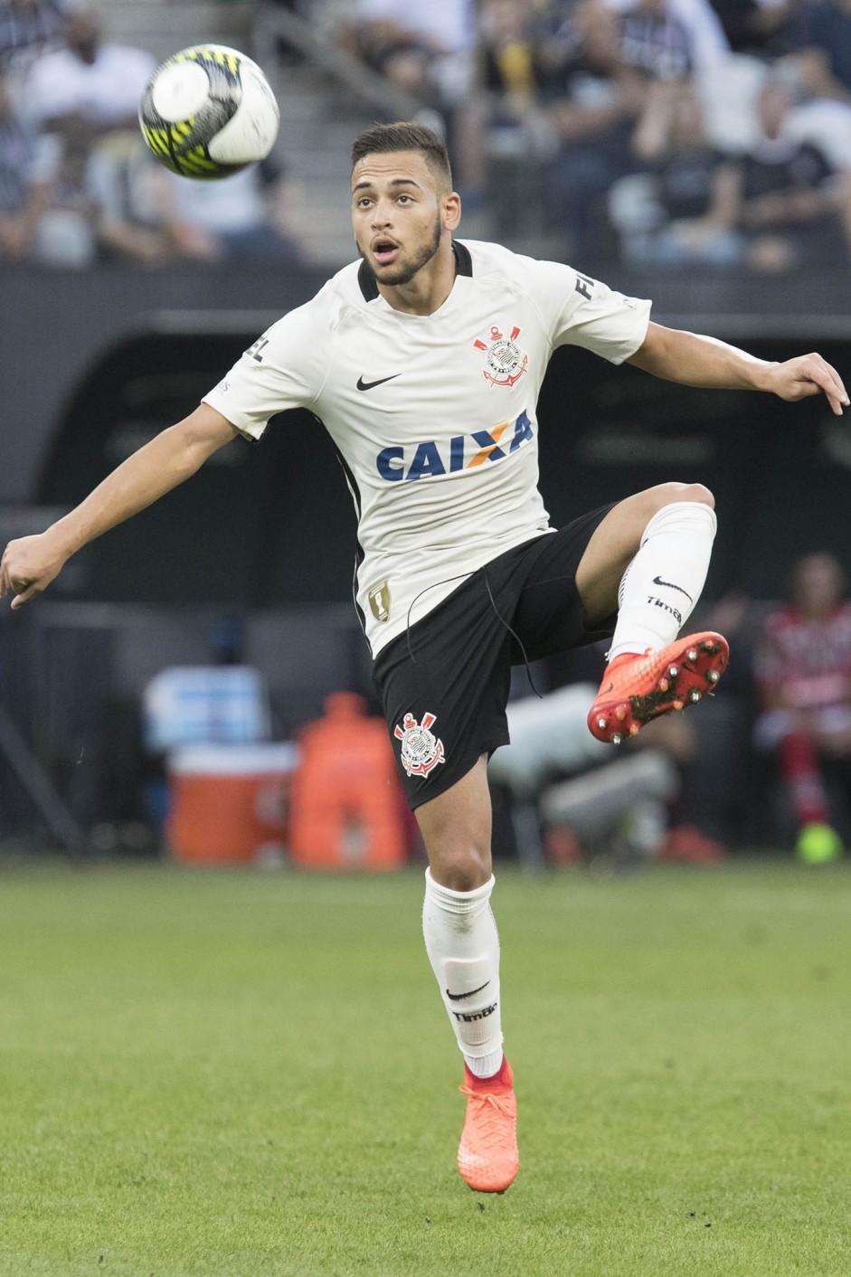 Maycon dominando a bola contra o Botafogo-SP, pelo Paulisto