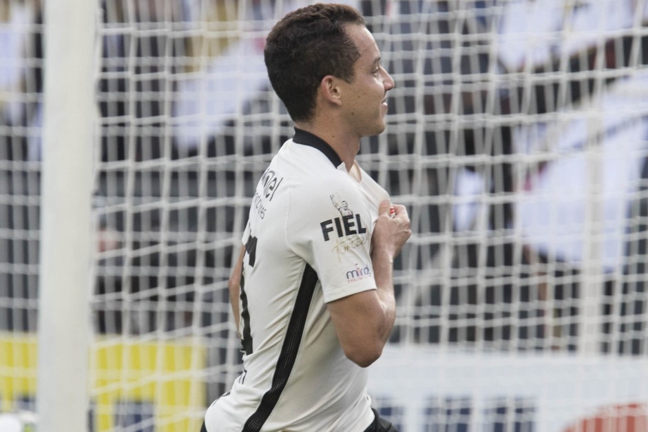Rodriguinho comemorando gol contra o Botafogo-SP
