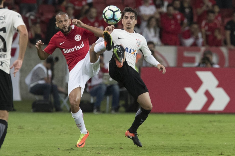 Fagner disputa jogada com adversário em partida válida pela Copa do Brasil
