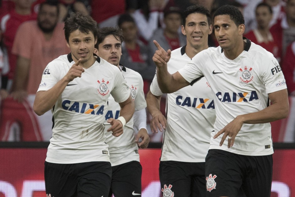 Jogadores do Corinthians comemorando gol em partida válida pela Copa do Brasil