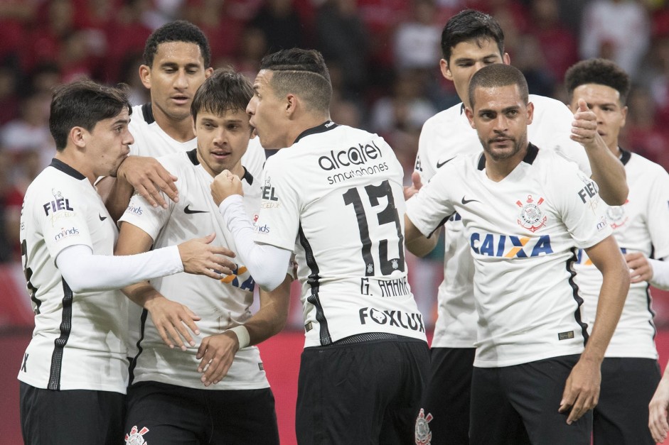 Jogadores do Corinthians comemorando gol em partida válida pela Copa do Brasil