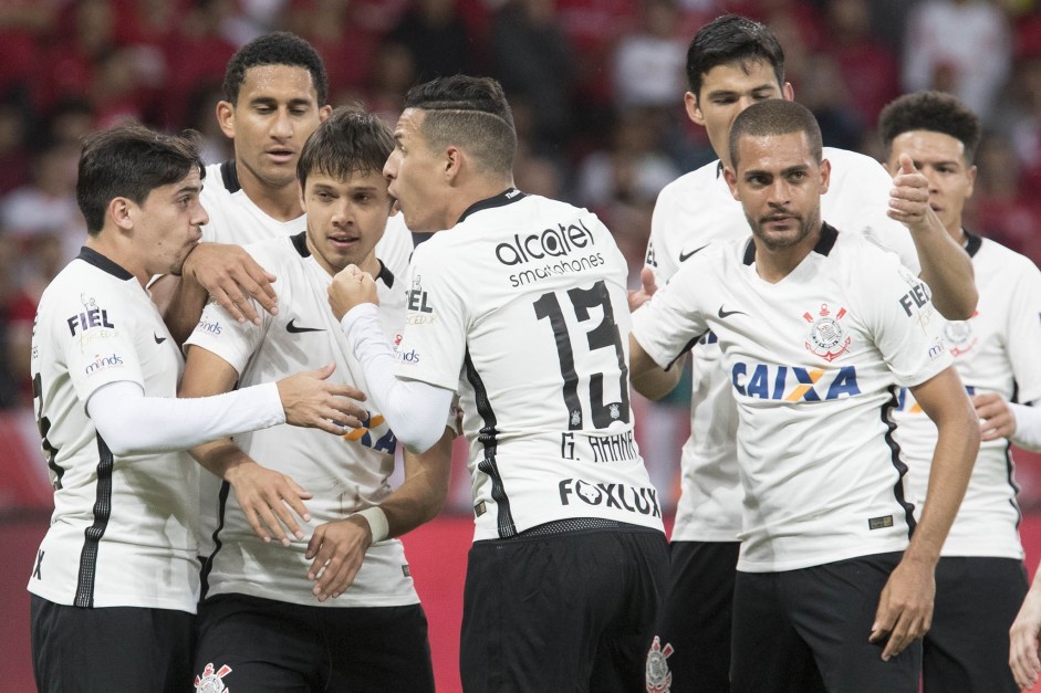 Jogadores do Corinthians comemorando gol em partida vlida pela Copa do Brasil