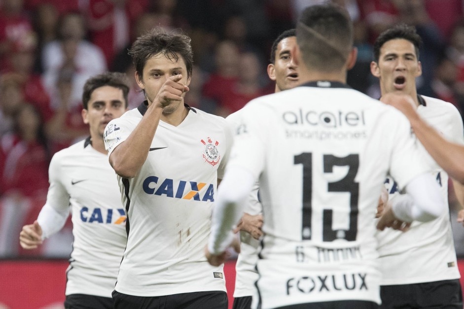 Jogadores do Corinthians comemorando gol em partida válida pela Copa do Brasil