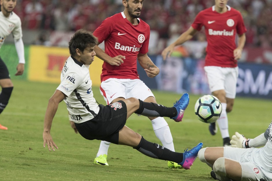 Romero em ação contra o Internacional pela Copa do Brasil