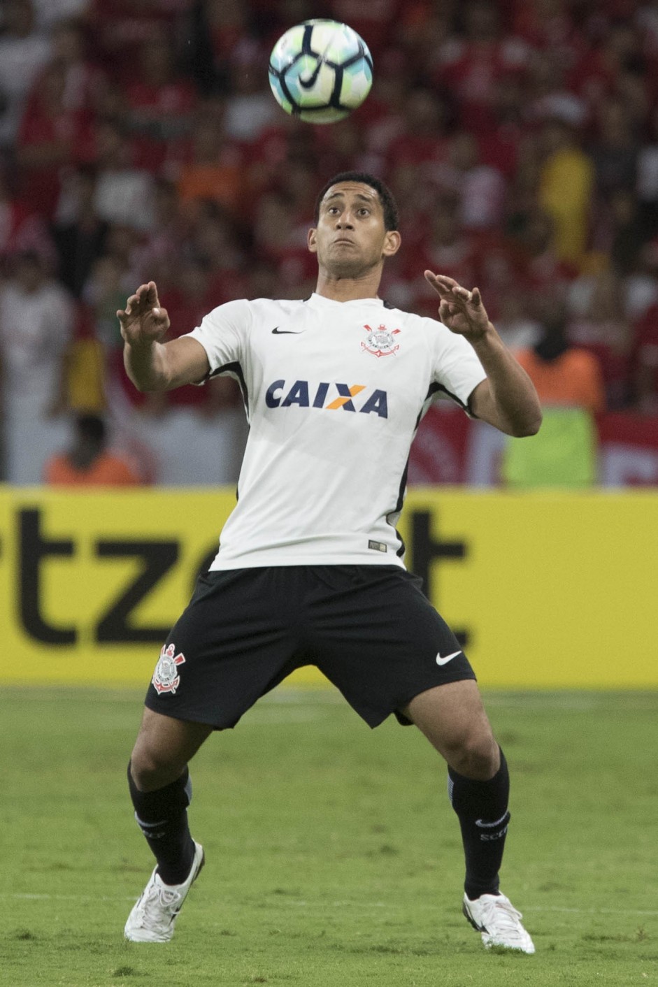 Zagueiro Pablo domina bola na partida contra o Internacional vlida pela Copa do Brasil