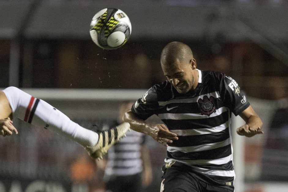 Clayton disputando bola de cabeça contra o São Paulo
