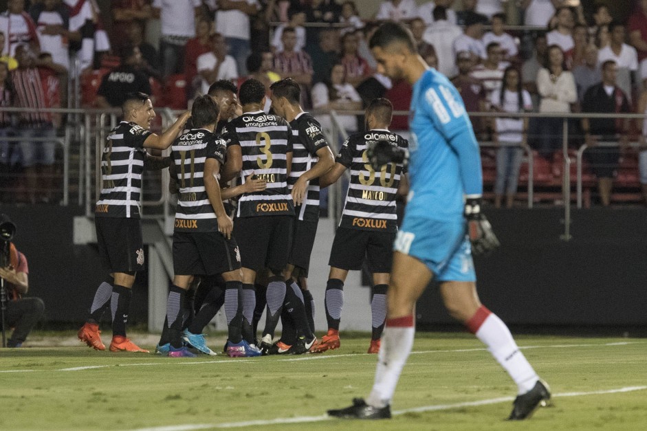 Elenco corinthiano comemorando gol contra o So Paulo