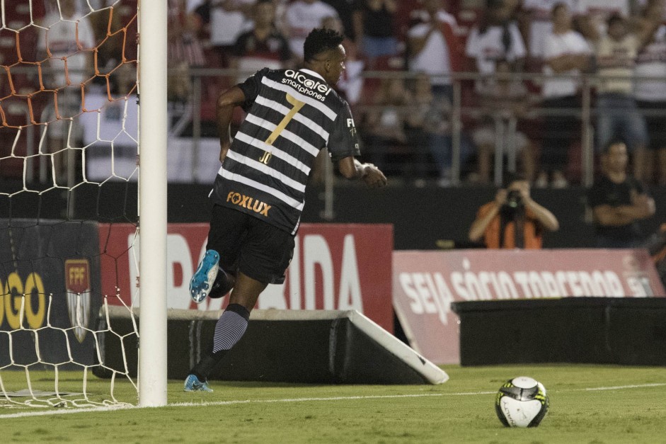 Jô fez o primeiro gol do Corinthians contra o São Paulo, no Morumbi