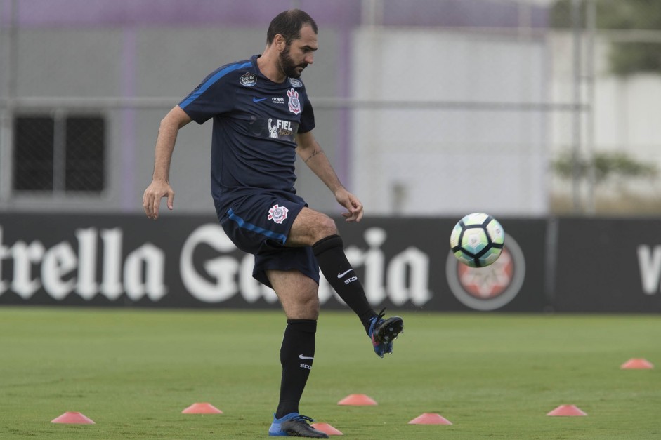Danilo treinou com bola no campo; meia é preparado para o Brasileirão