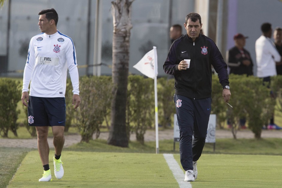 Balbuena e o técnico Fábio Carille durante atividade que antecede a partida contra o Internacional